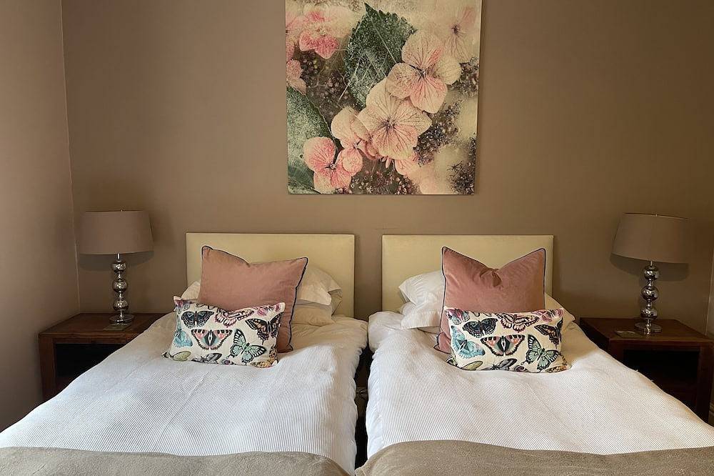 Brooklands Barn with new indoor pool, sleeps 12 in Arundel, South Downs