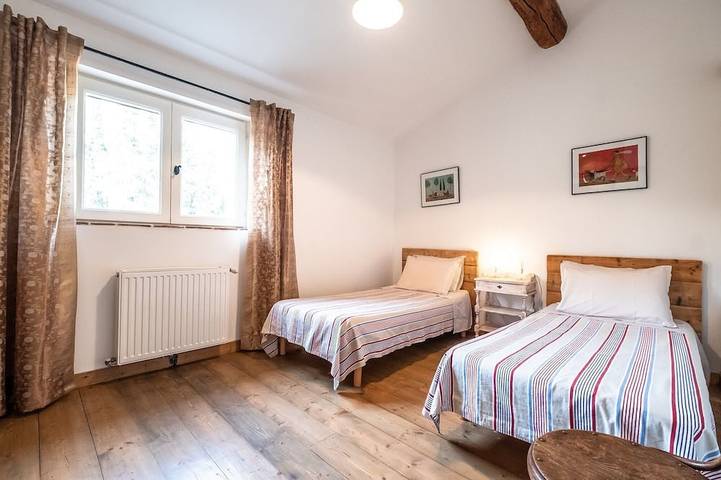 Gîte pour 4 personnes, avec terrasse ainsi que jardin et piscine à Arles - 3