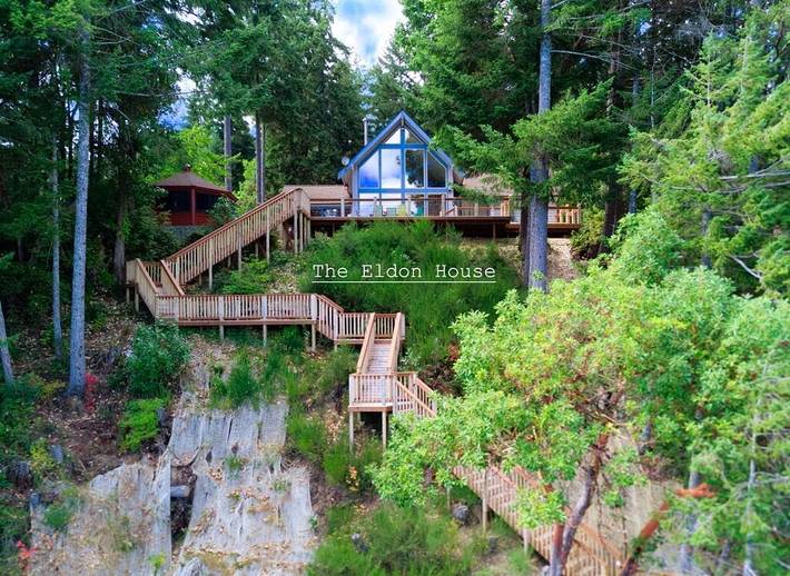 Vacation rental for 8 people, with hot tub and yard as well as balcony in Hood Canal