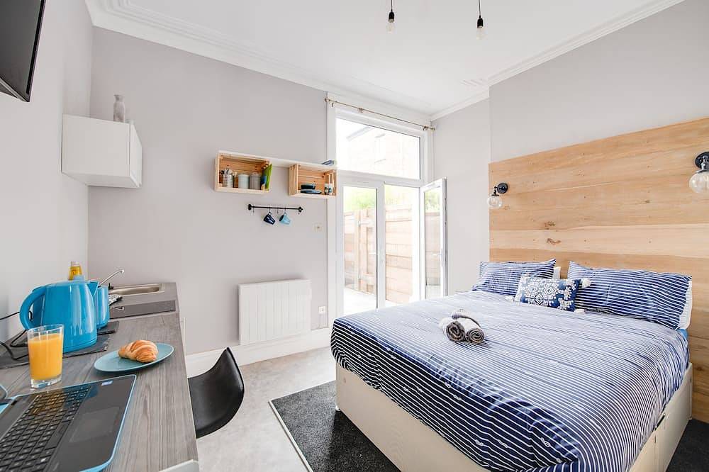 Entire apartment, Trendy, central one Bedroom Apartment with Tv And en-suite. 100% 5* Rating in Portsmouth, South East England