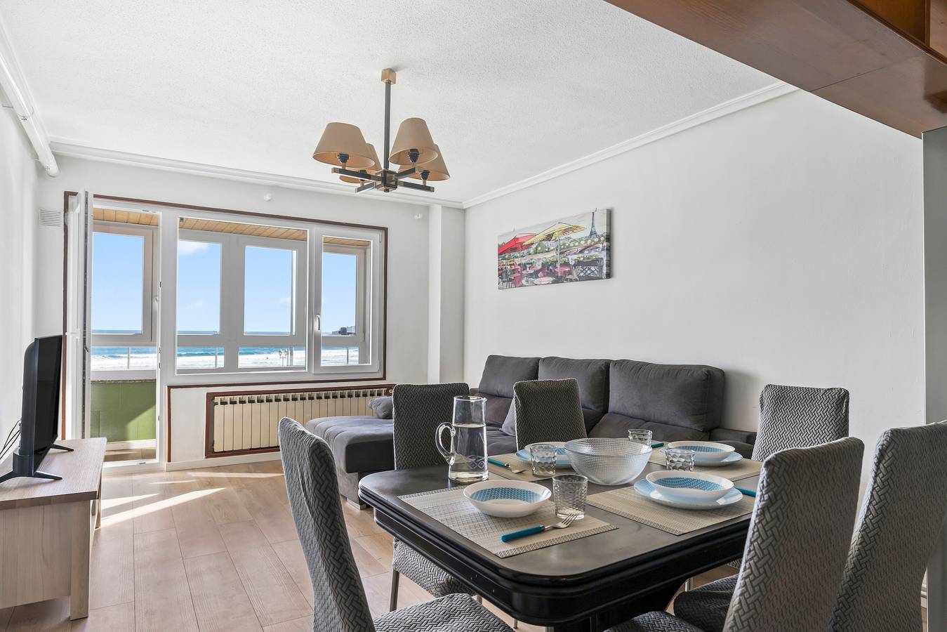 Apartamento entero, Apartamento 'Con Vistas a la Playa' en primera linea de playa con terraza privada y Wi-Fi in Distrito Centro (Gijón), Gijón
