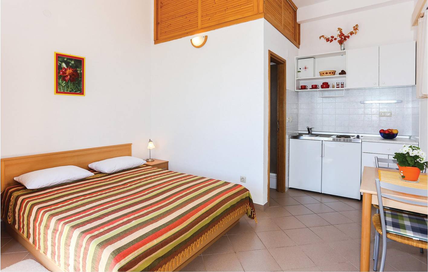 Geheel vakantieappartement, Gezellig appartement met terras, wifi en parkeerplaats, 1,5 km van het strand in Omiš (Dalmatia), Omiš-Riviera