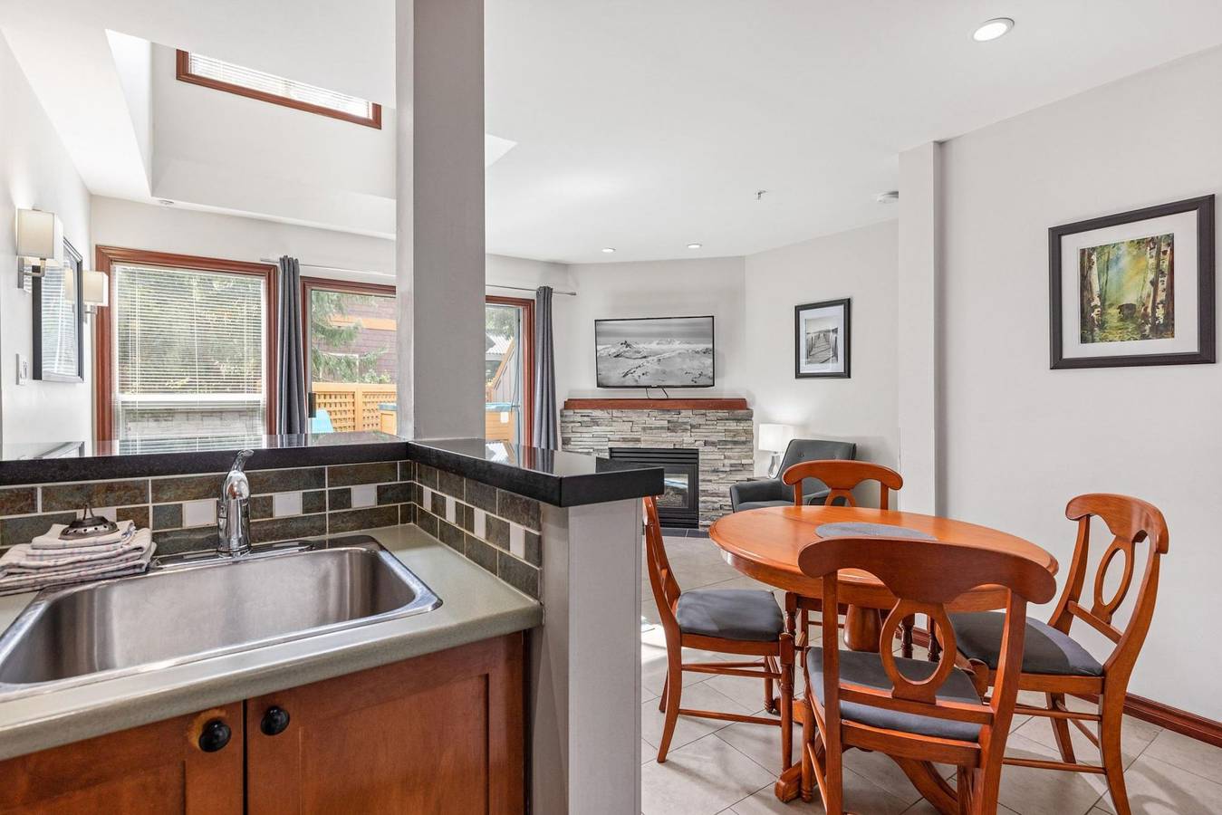 Geheel appartement, 2Br Townhome with private hot tub and pool. Gr 55 in Whistler, Whistler Blackcomb