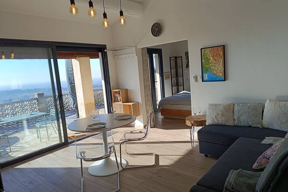 Maison Ensoleillée, Grande Terrasse Avec vue Panoramique et Accès Piscine in Saint-Hippolyte-le-Graveyron, Parc naturel régional du Mont-Ventoux