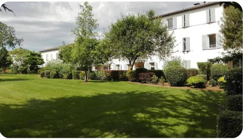 Gîte pour 4 personnes, avec Balcon et Terrasse ainsi que Jardin et Piscine à Marans - 2