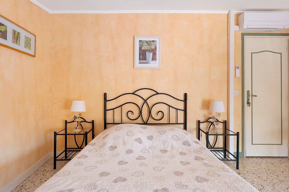 Chambre d’hôtes « Le Clos Mazerolles - Chambre Orange » avec piscine partagée, Wi-Fi et clim in Cruzy, Côte méditerranéenne (France)