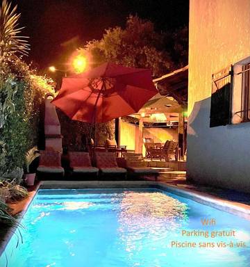 Cottage pour 2 personnes, avec vue ainsi que jardin et piscine à Le Crès