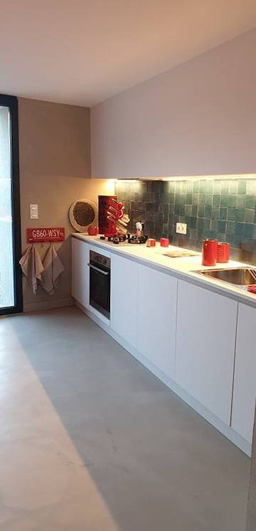 Gîte pour 4 personnes, avec piscine ainsi que terrasse et jardin, animaux acceptés à La Bâtie-Rolland