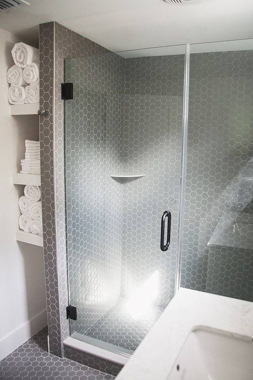 Walk to restaurants, lighthouse and shops! Charming cottage, cozy & bright! in St. Simons Island, Glynn County