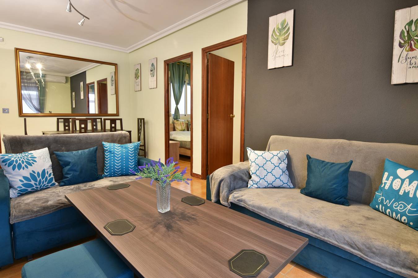 Entire apartment, Holiday Apartment "Gregorio" with Sea View, Balcony & Wi-Fi in Torrevieja, Costa Blanca