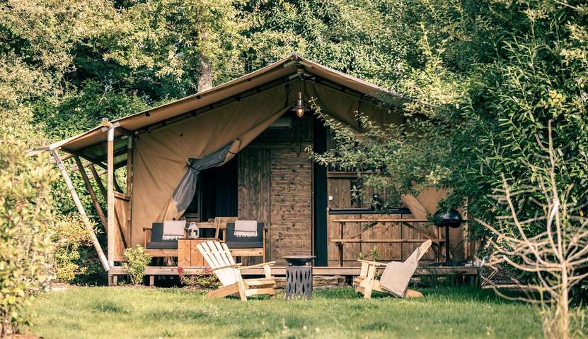 Tente pour 2 personnes, avec Terrasse et Jacuzzi ainsi que Jardin et Piscine dans Haute-Saône