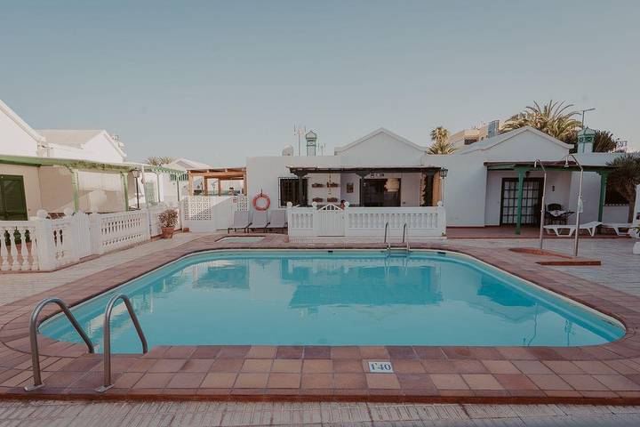 Bungalow voor 6 personen, with tuin and terras as well as zwembad in Playa del Inglés