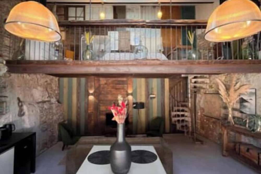 Loft Magazzino à 2 minutes du centre. Animaux acceptés in Arbois (homonymie), Jura Francais