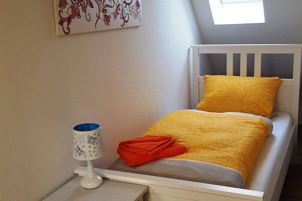 Entire apartment, Vacation apartment with 3 separate bedrooms! Subway connection! Free Wlan in Nuremberg, Franconia