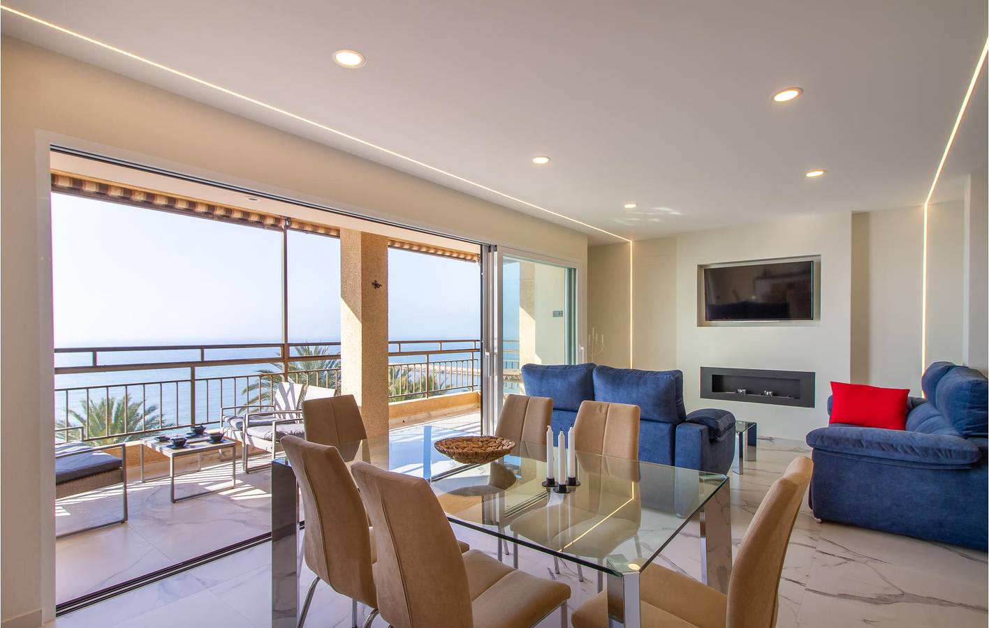 Entire holiday apartment, Beachside Retreat: 161m² with AC, Terrace & WiFi in Santiago Bernabeu, Santa Pola