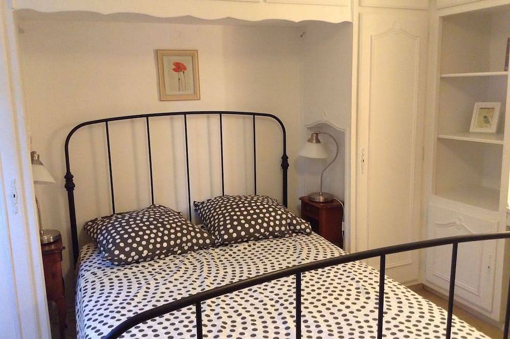 Large garden, 3 minutes from the beach, residential area of ​​Sanary in Sanary-sur-Mer, Toulon region