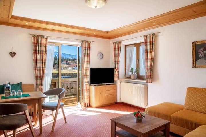 Appartement entier, Appartement de vacances 'Alpenblick Tilly - Lautersee' avec vue sur la montagne, jardin commun et Wi-Fi in Krün, Alpes bavaroises