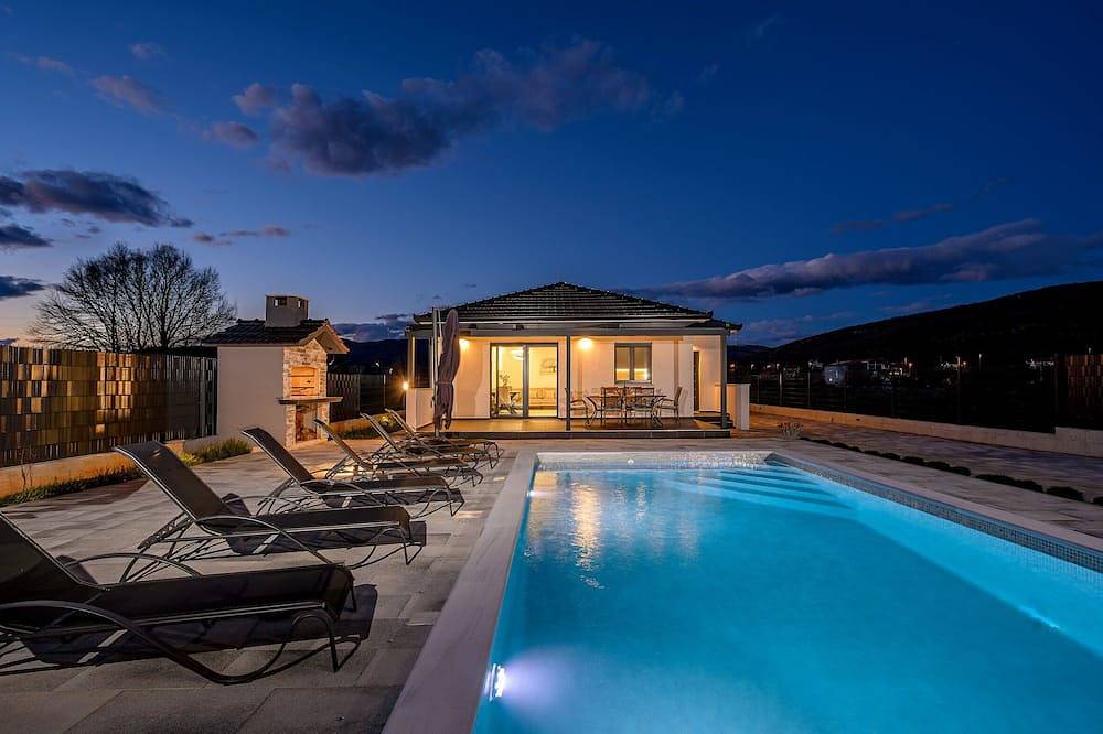 Luxury Villa with Private Pool in Dalmatinisches Zagora