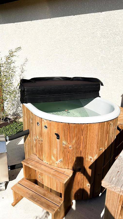 Maison de vacances pour 2 personnes, avec Jacuzzi et Terrasse ainsi que Jardin et Vue sur le lac dans Belley