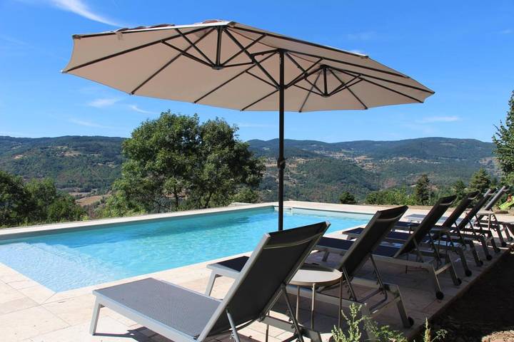 Location de vacances pour 17 personnes, avec piscine ainsi que vue et terrasse à Burdignes