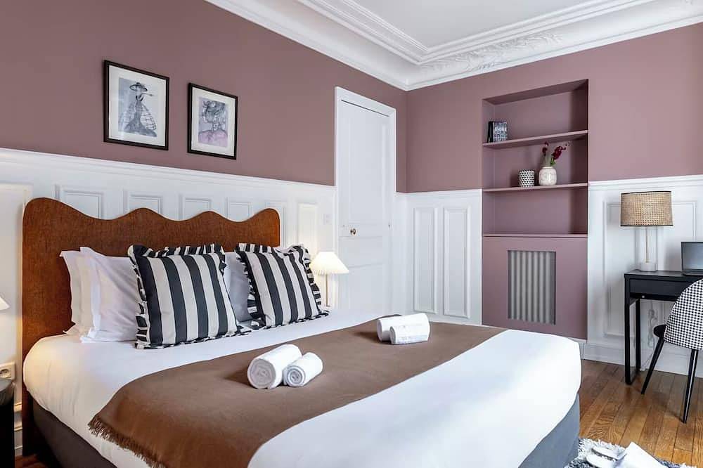 Upscale 3-Bedroom Flat Surrounded By Shopping & Dining in Paris, Ile de France