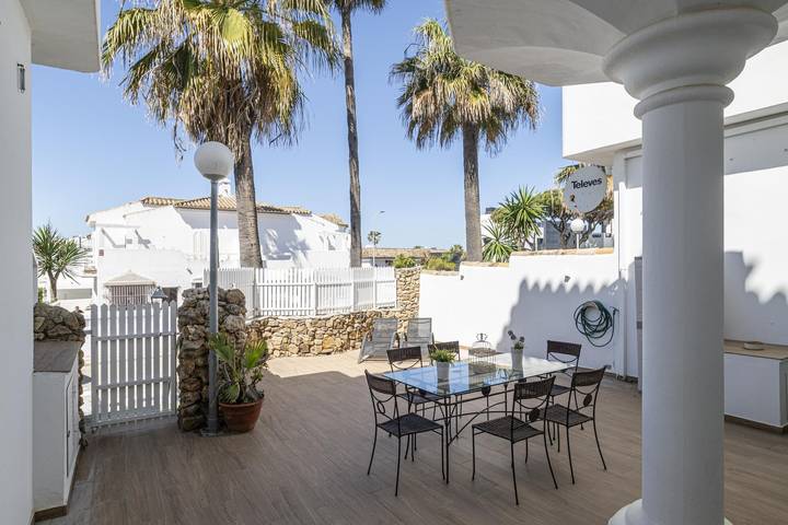Ganze Ferienwohnung, Erdgeschosswohnung mit 3 Schlafzimmern, ganz in der Nähe des Stra in La Barrosa, Chiclana de la Frontera