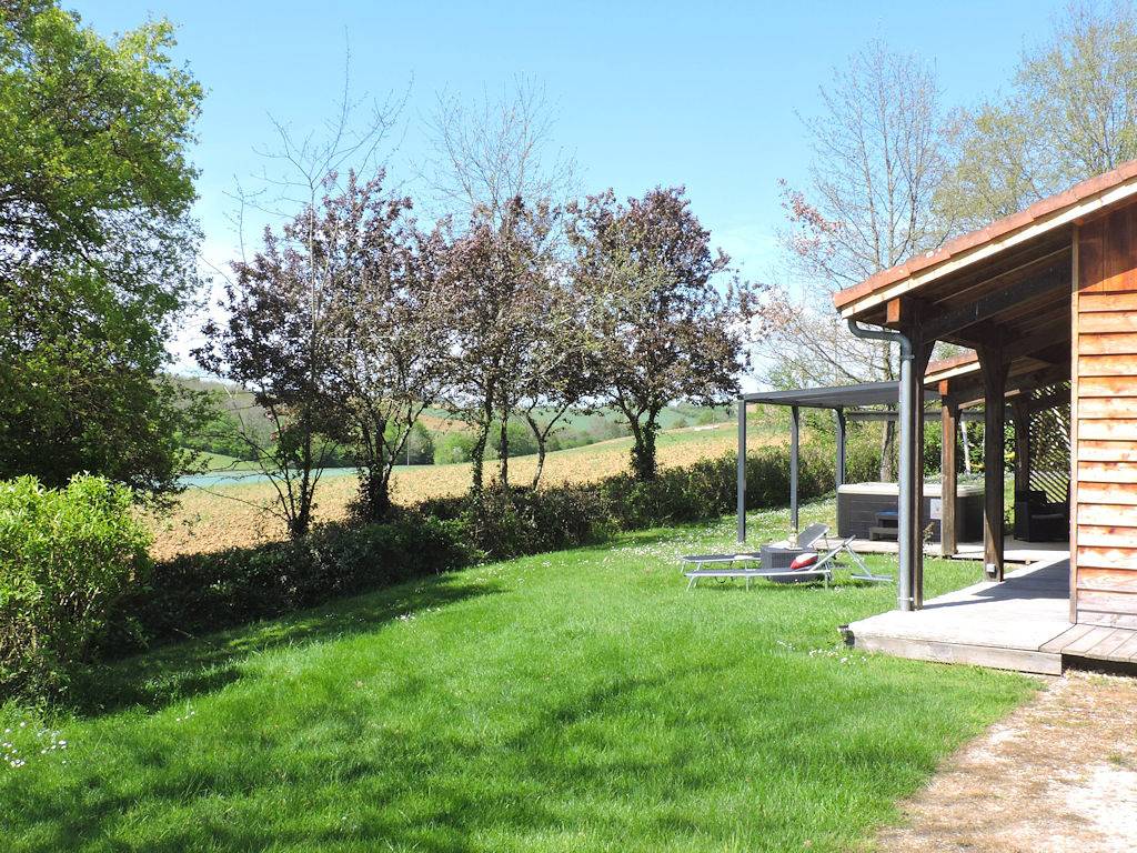 Chalet Cèdre - Piscine - Spa Jacuzzi privé : 32° à 36 ° en été in Peyrusse-Grande, Gers