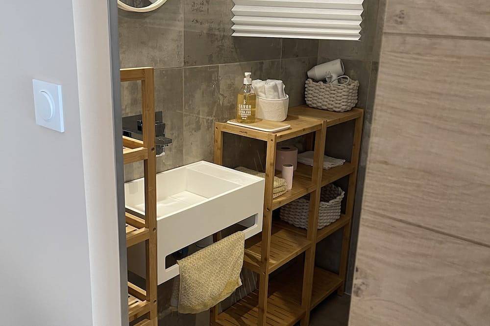 Entire apartment, Studio Idéal Pour un Couple à 100m D'une Rivière in Bagnols-sur-Cèze, Nimes region