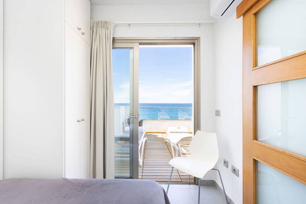 Entire apartment, Luxury oceanfront penthouse with terrace in La Caleta, Adeje