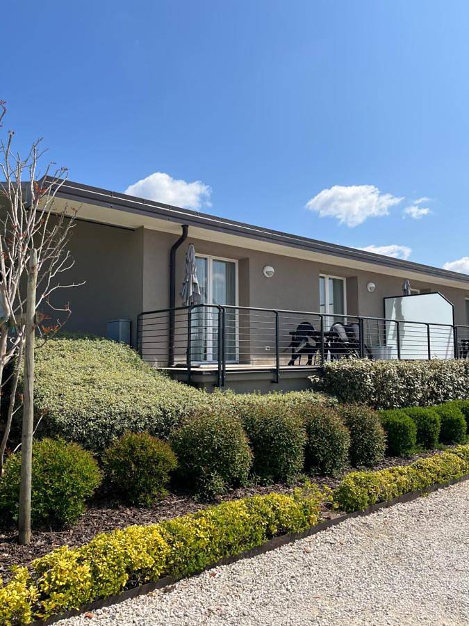 Ganzes Studio, Agricamping Al grappolo divino in Lazise, Gardasee-Berge