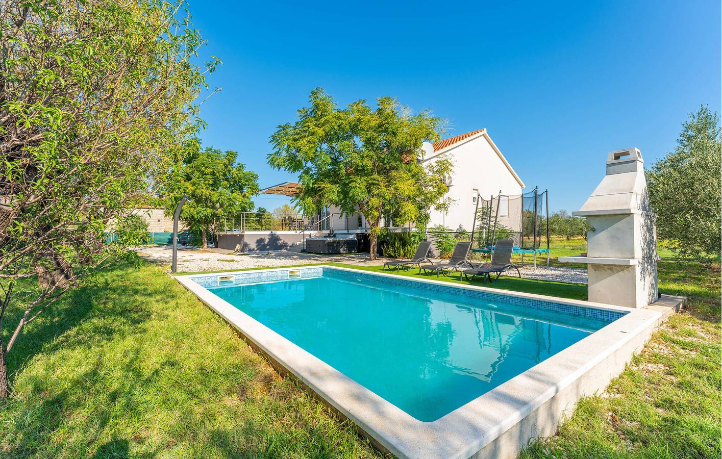 Charmante 2-Zimmer-Wohnung mit Pool und Terrasse, WLAN und Küche in Zadar