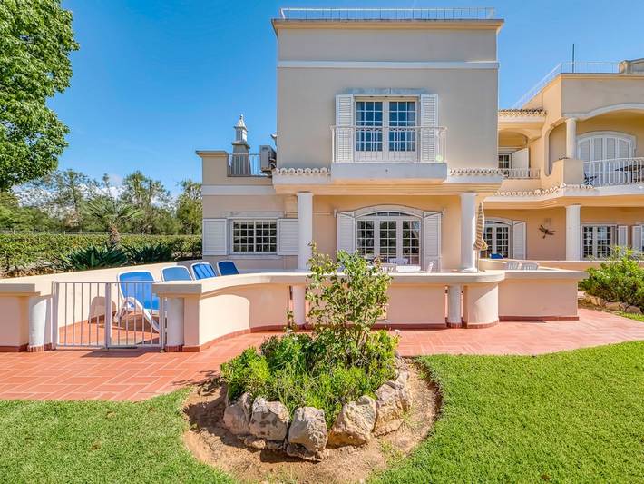 Gîte pour 5 personnes, avec Balcon et Terrasse ainsi que Jardin et Bassin pour enfant