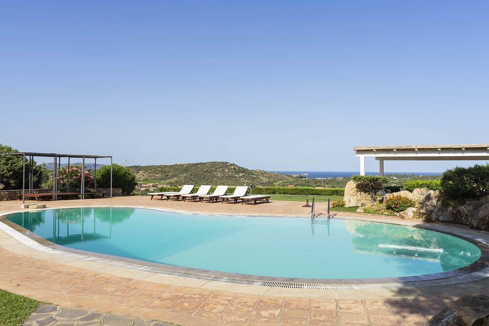 Ganze Wohnung, Panorama Seaview Apartment, 5 Minuten vom Strand entfernt, Pool, gratis Wifi, Klimaanlage in Lu Fraili di Sopra, San Teodoro