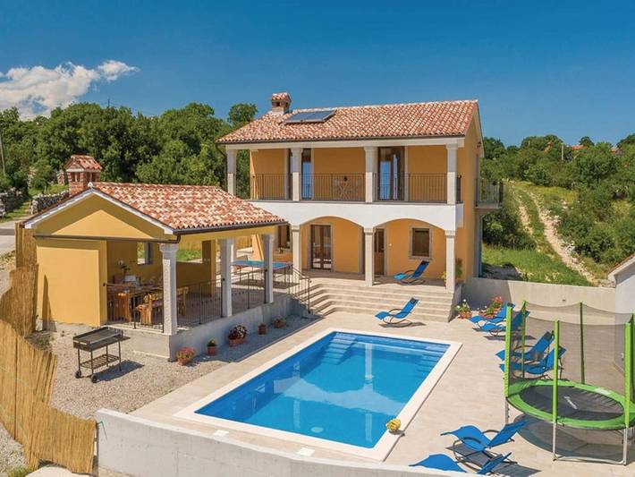 Ferienhaus für 8 Personen, mit Balkon und Terrasse sowie Garten und Pool