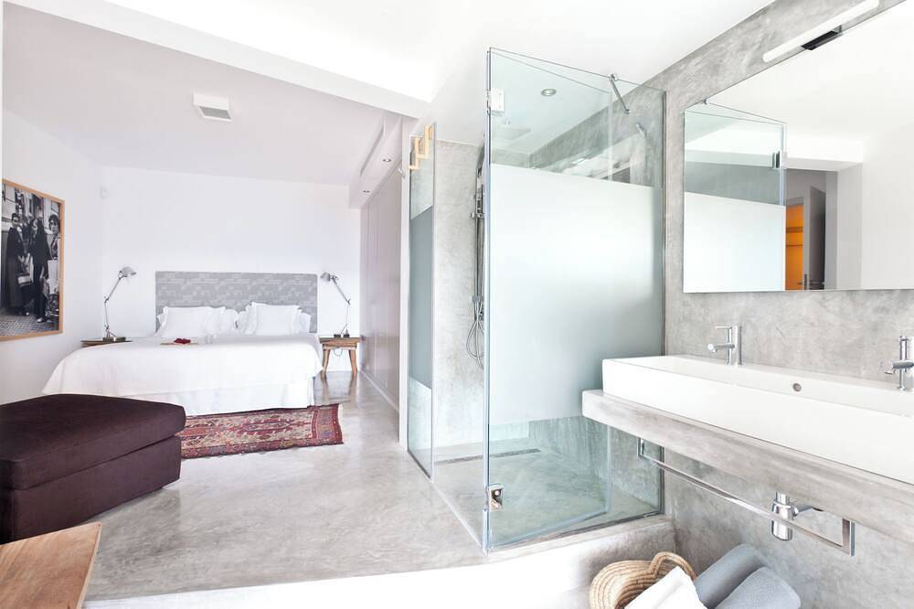 Exclusive 5 bedroom luxury villa directly on the sea in Es Cubells, Ibiza in Vista Alegre (Ibiza), Sant Josep de sa Talaia