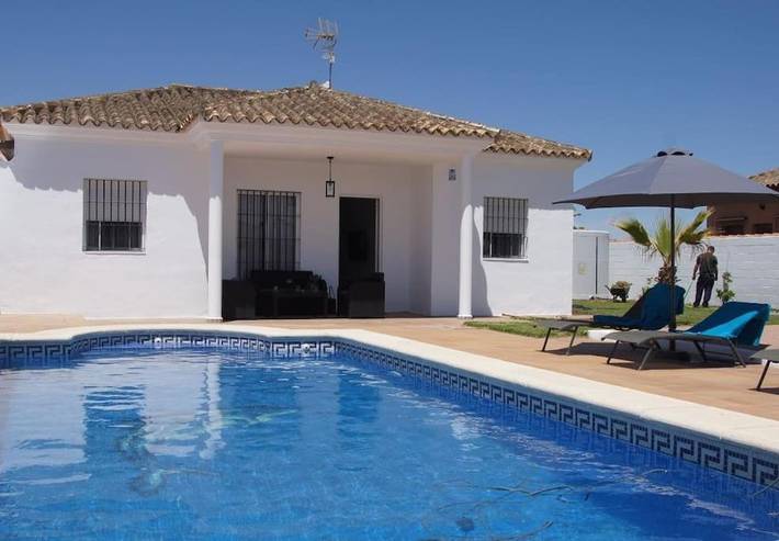 Chalet para 4 personas, con piscina además de terraza y jardín en Chiclana de la Frontera