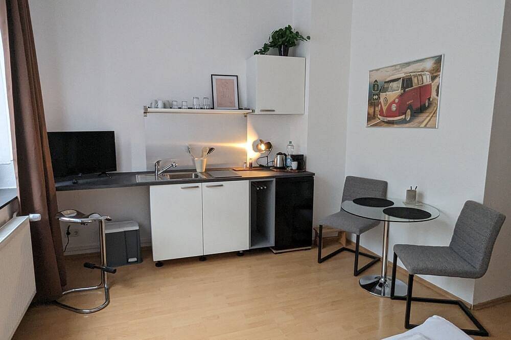 Ganze Wohnung, Kleines Studio mit Küchenzeile und Bad, zentral, barrierefrei in Pforzheim, Nordschwarzwald