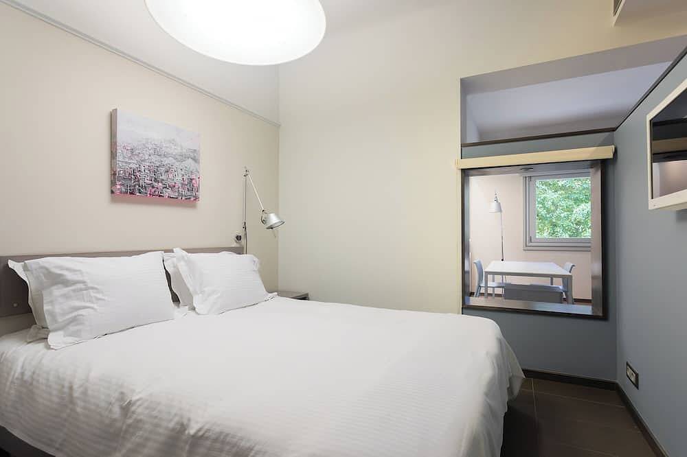 Entire apartment, Plaka: Stylish Flat Overlooking Cathedral Sq. in Central Section of Athens, Athens