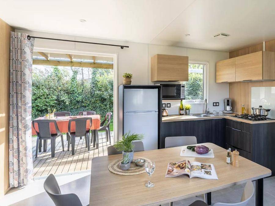 Camping Le Village Perrosien - Mobilhome 6 personnes - Cabane 4 Pièces 6 Personnes Climatisée + Tv in Perros-Guirec, Côte de Granit Rose