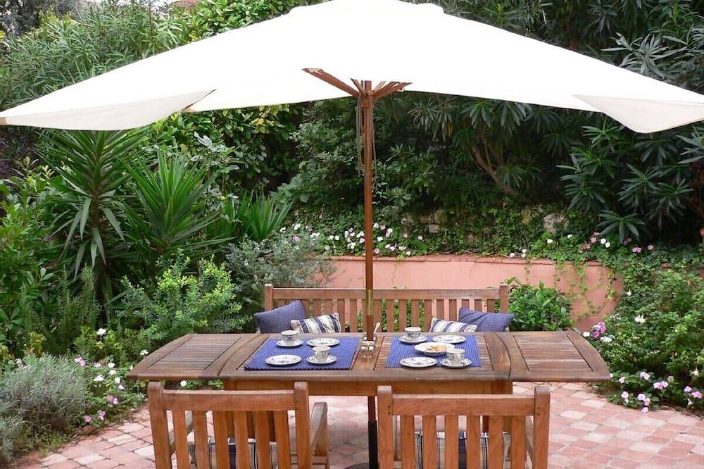 Appartement entier, 3 Stars Gites de France. Quiet courtyard garden apartment next to port in Paloma Beach, Saint-Jean-Cap-Ferrat