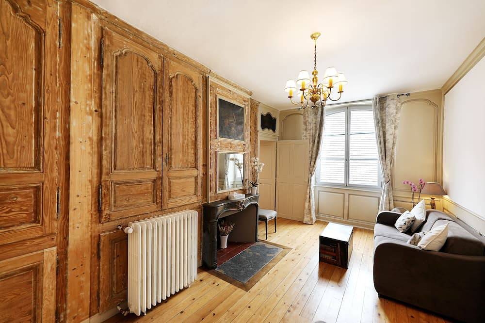 Entire apartment, Completely renovated studio for 4, downtown Salins Les Bains with garden in Salins-les-Bains, Jura
