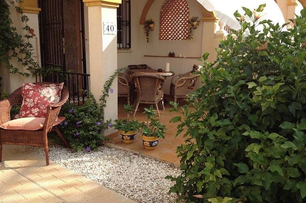 Sunny townhouse with solarium and pool access in Playa Flamenca, Orihuela
