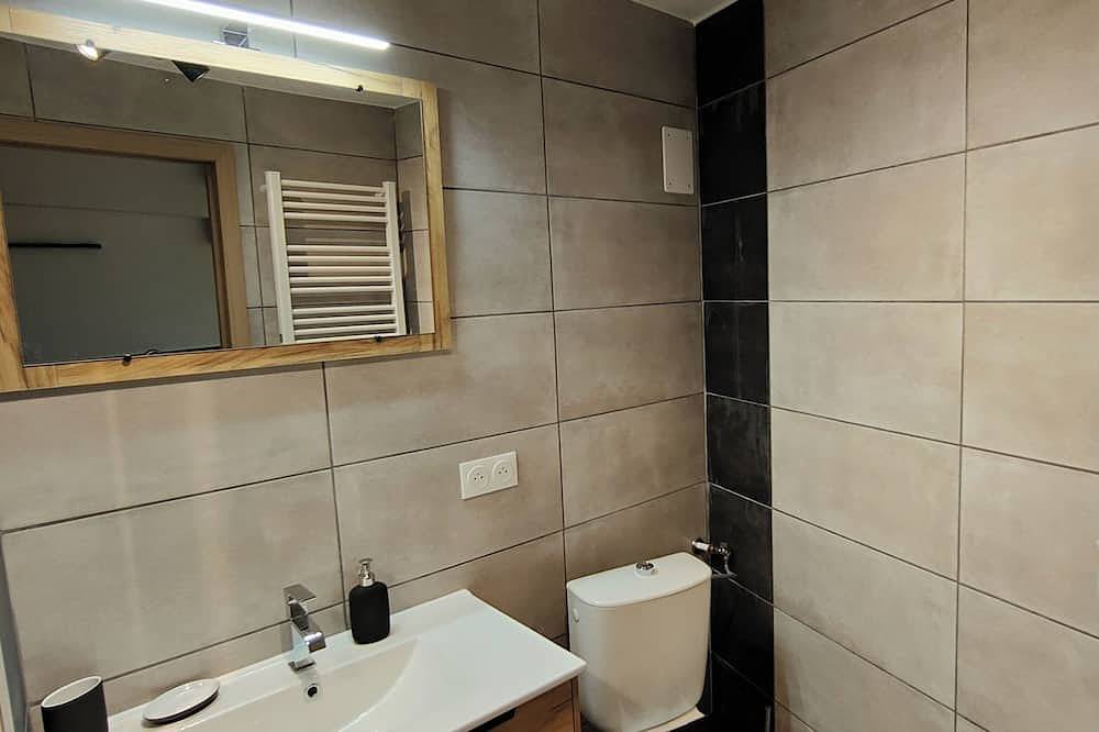 Entire apartment, Cosy downtown studio near train station in Besançon, Doubs