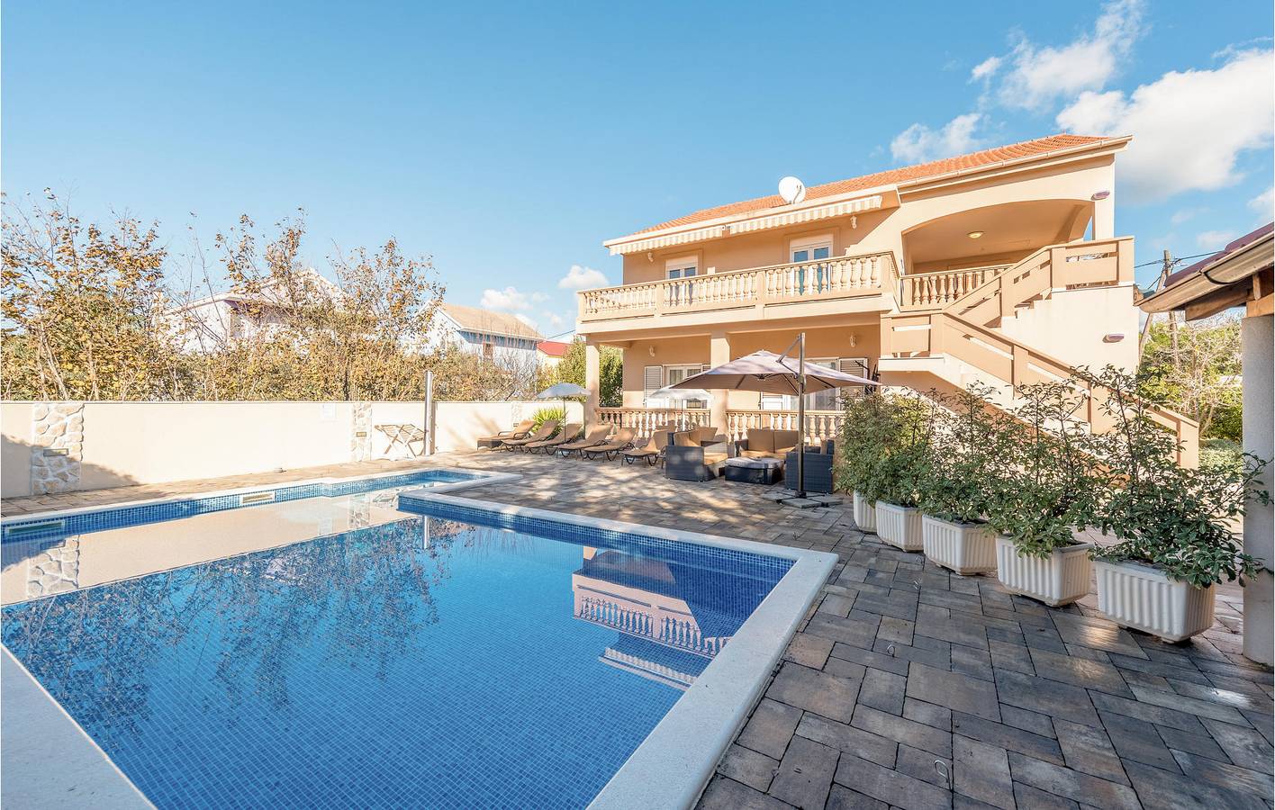 Geräumige Ferienwohnung mit Pool und Terrasse, 2,5 km vom Familienstrand entfernt in Bibinje, Zadar