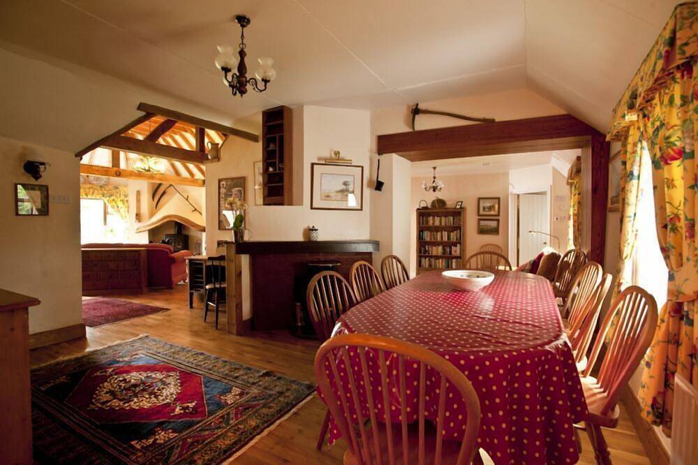 Little Orchard Cottage - sleeps 5 guests  in 3 bedrooms in County Meath
