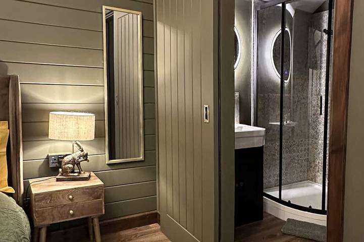 Luxury Cabin Perfect for Stansted Airport and Short Stays in the Country Side in Little Hallingbury, Essex
