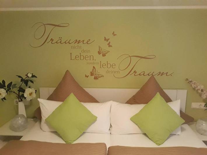 Ferienwohnung für 3 Personen, mit Terrasse und Garten sowie Pool und Ausblick in Oederan