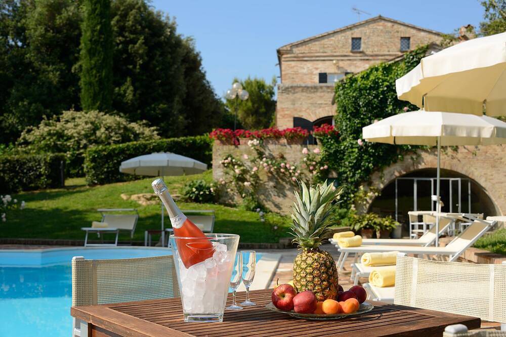 Villa mieten mit swimingpool, Garten, tenniscurt, am Meer in Montemaggiore al Metauro, Colli al Metauro