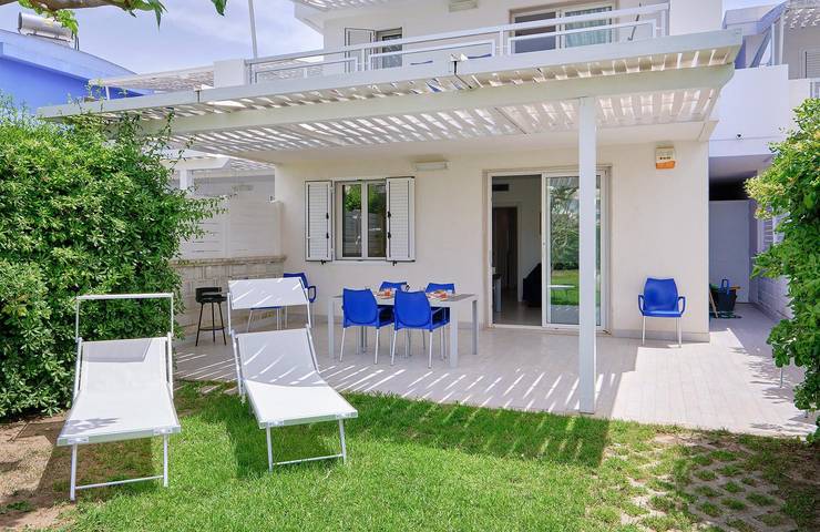 Entire apartment, Maestrale, holiday home with garden 100 meters from the sea in Dolcevita Beach, Ragusa