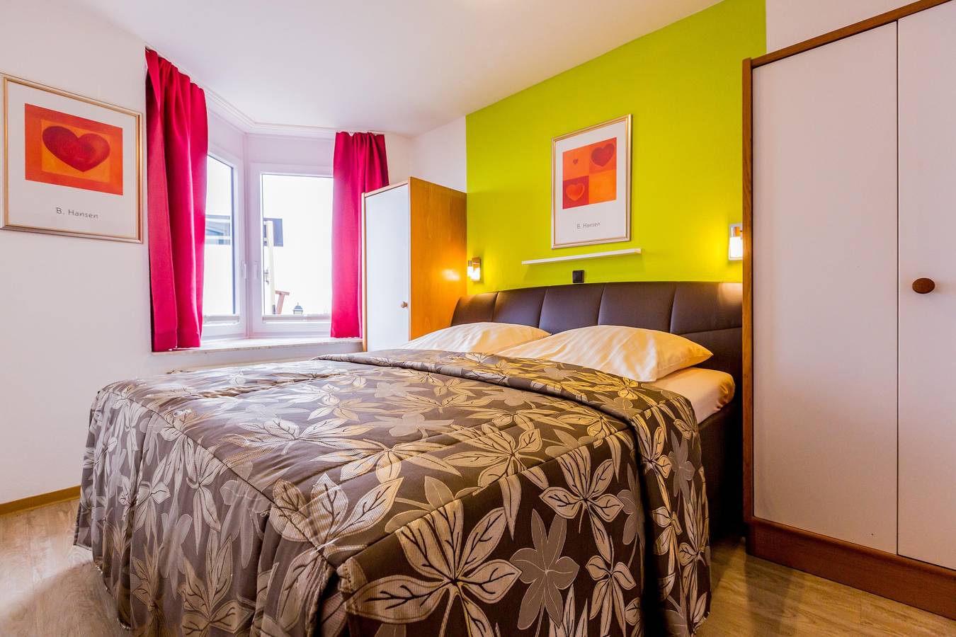 Ganze Wohnung, Residenz Meeresbrandung 11 mit verglastem Balkon und Meerblick , Einbauküche ,2 x Tv,Schwimmbad, Sauna , reservierter Stellplatz, Wlan ! in Duhnen, Cuxhaven